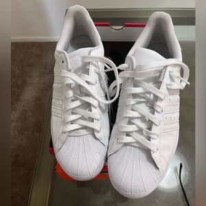 I’m sellin my gently used shelltoe ADIDAS (white) size 12 men